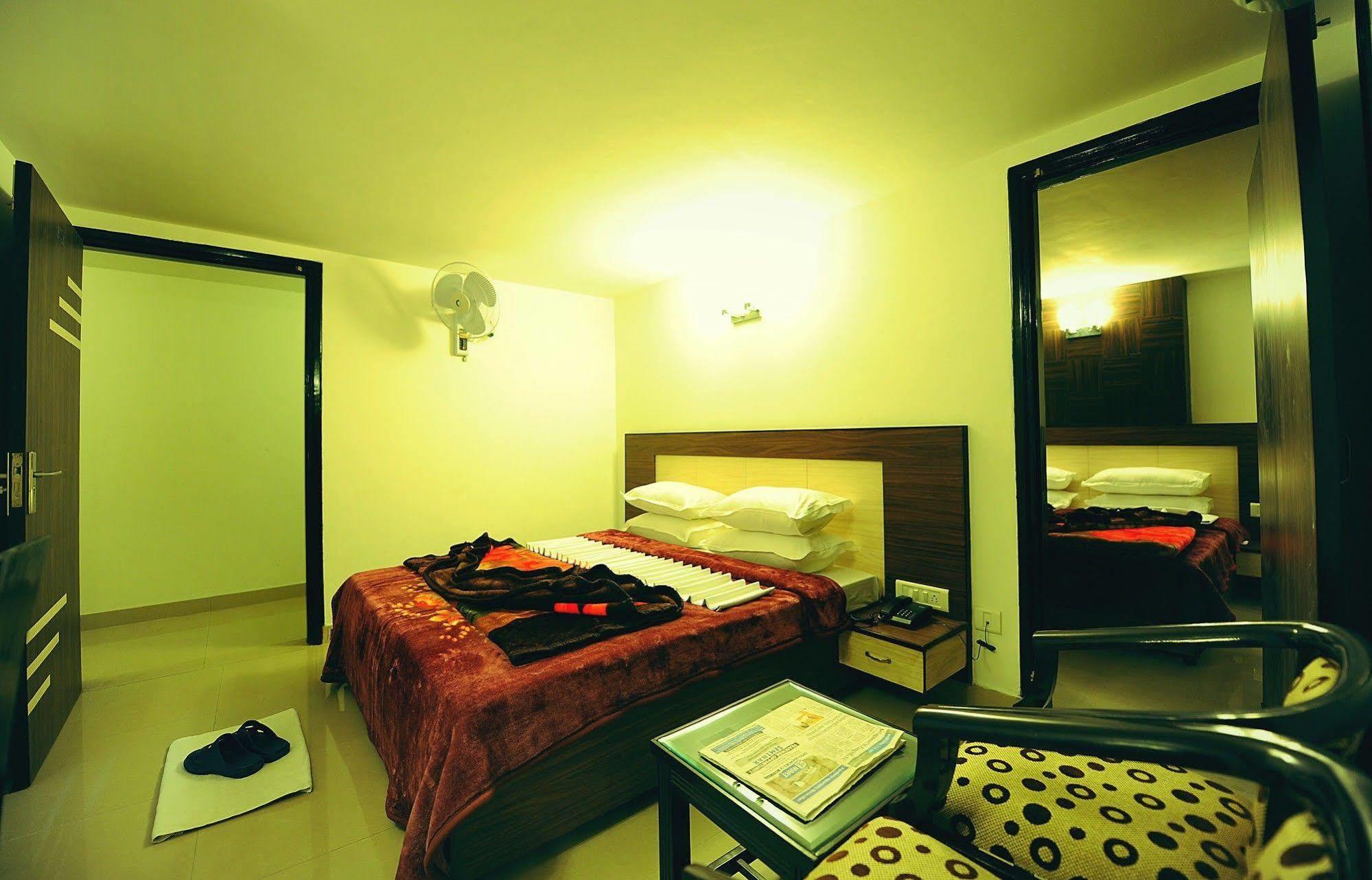 Hotel Hkj Residency Amritsar Bagian luar foto